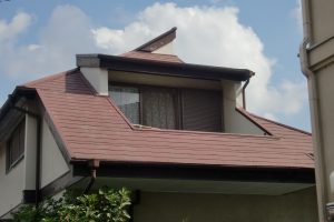コロニアル屋根　水洗い、下塗り中塗り上塗りの工程で塗り替え