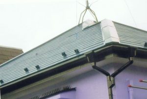 コロニアル屋根　棟笠木も塗り替え（遮熱）特に笠木釘打ちも、再チェック。台風や雨水進入を防ぐリスク対策も考えています